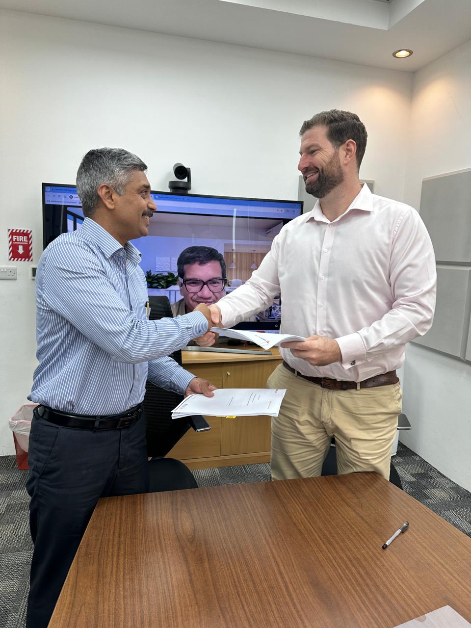 Representatives exchanging the MWT Global and DataFlow partnership agreement